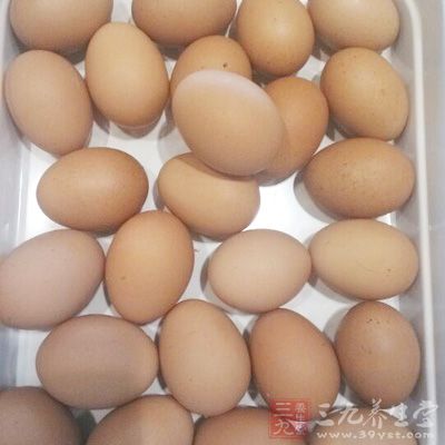 蛋壳的颜色和鸡品种有关，与营养无关
