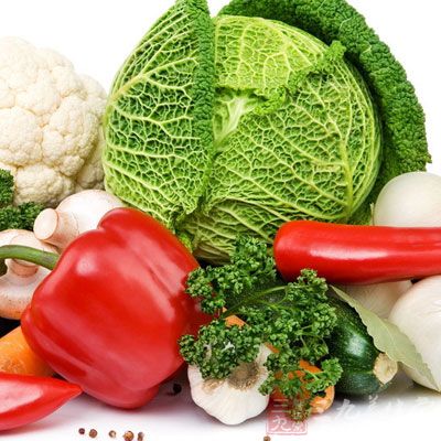 多吃蔬菜肉类等含钙量高的食物