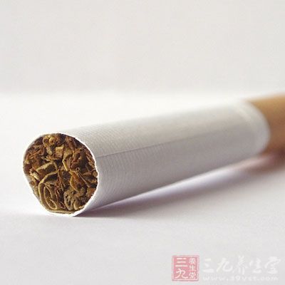 持续吸烟和吸入灰尘，可刺激支气管上皮诱发癌症