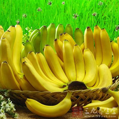 香蕉的含糖量是比较高的，会使血液循环减慢，代谢物堆积
