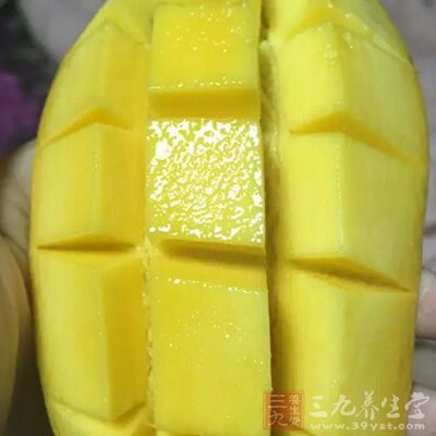 芒果中的维生素含量很高，还含有头发非常需要的磷等矿物质
