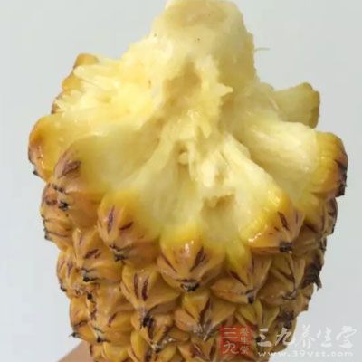 菠萝加蜂蜜可以同时食用，而且菠萝加蜂蜜煎水服可治支气管炎