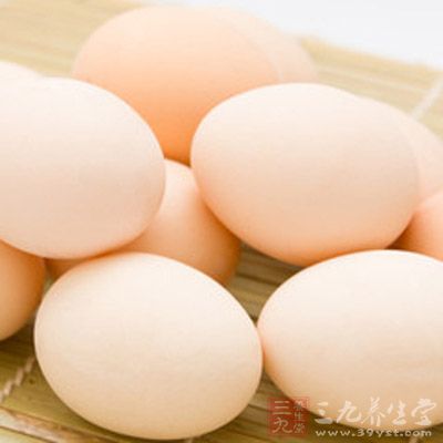 蛋类中的维生素含量十分的丰富，并且种类齐全