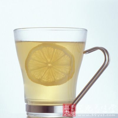 柠檬水有助于加快新陈代谢速度、排出体内的杂质与毒素，减轻肝脏的负担