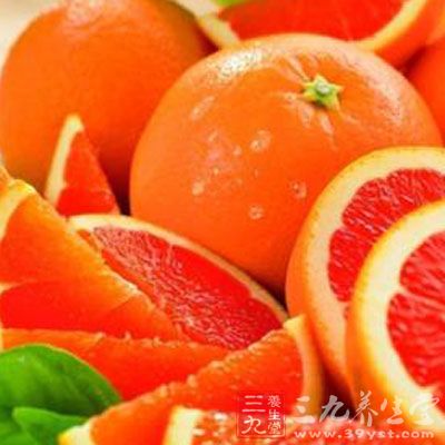 可多吃含维生素C的食物，如猕猴桃、橙子、柠檬、柚子。
