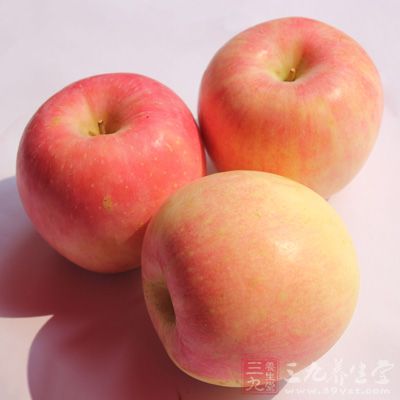苹果中含有丰富的果胶和碳水化合物