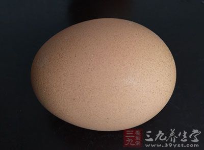 在鸡蛋的的外壳上会有一层薄薄的透明薄膜