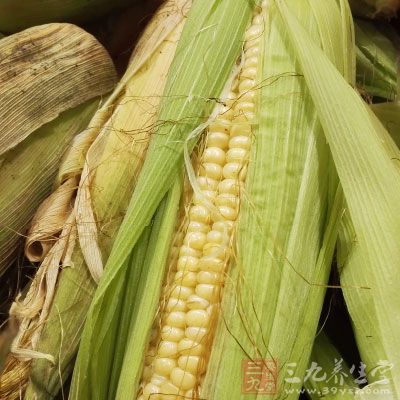 玉米受潮霉坏变质产生黄曲霉素，有致癌作用，应当禁忌食用