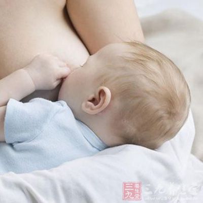 当婴儿啼哭或母亲觉得应该喂哺的时候，即抱起婴儿喂奶