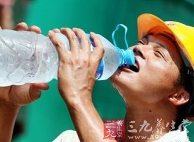 水中毒是一种因为人体摄取了过量水分而产生脱水低钠症的中毒征状