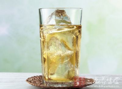 忌喝大量冰凉的饮料：温度相差太大会强烈刺激胃肠道，导致突发性挛缩