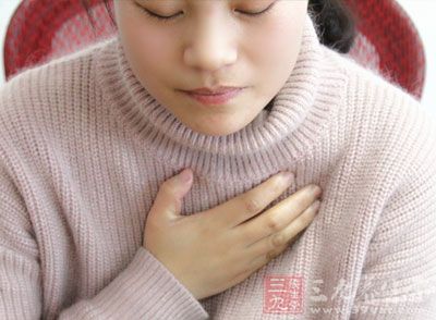 胸闷(chest distress)是一种主观感觉，即呼吸费力或气不够用