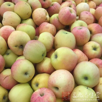 苹果富含糖类和钾盐，具有生津止渴、润肺健脾、养心益气等功效