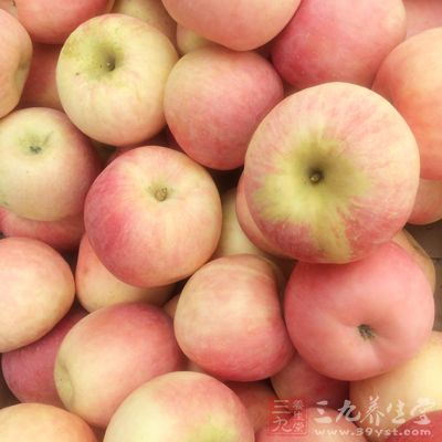 所谓的苹果减肥法就是三天当中什么都不吃，只吃苹果