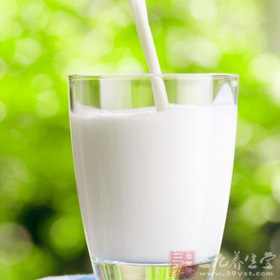 临睡前不能喝牛奶，这是由于牛奶中含钙较多，而肾结石中大部分含有钙盐