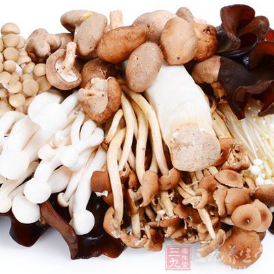 蘑菇、香菇等，过食这类食物易致动风升阳，触发肝阳头痛、肝风眩晕等宿疾