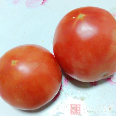 西红柿2个，西兰花2棵，油，盐，鸡精适量