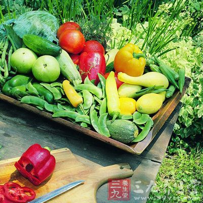 要增加膳食纤维和维生素c的食物，其中包括粗粮，蔬菜和水果