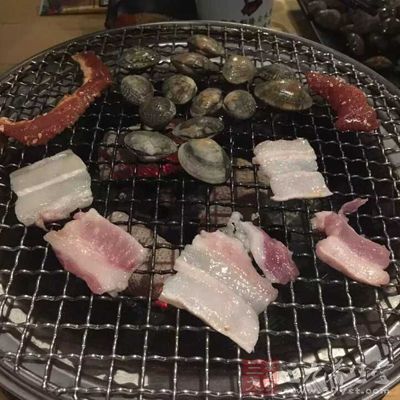 碳烤生耗、烤扇贝是目前最流行的海鲜烧烤吃法
