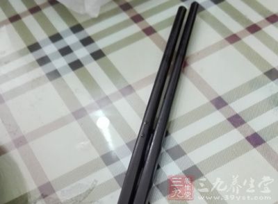一双旧筷子可能因为在缝隙里滋生霉菌