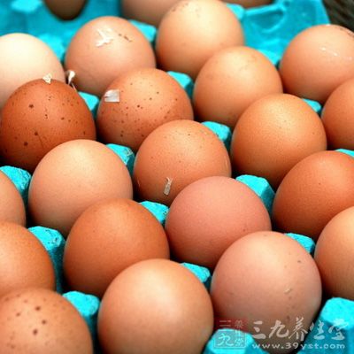 购买鸡蛋时，我们要观察鸡蛋的包装盒，挑选有经过高温消毒且新鲜的鸡蛋
