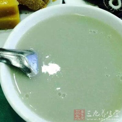 中国人在喝豆浆的同时，也应该适量喝牛奶