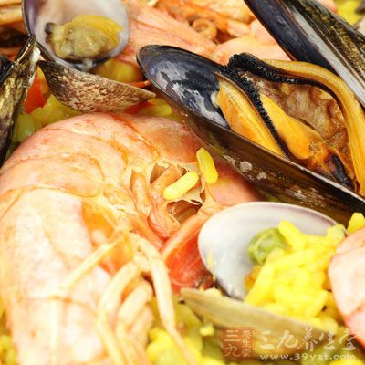 吃150公斤虾才能达到最小致死量。现实生活中，估计没有人的生活习惯是这样胡吃海鲜的