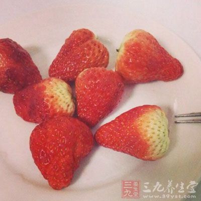 在抗癌水果中，草莓的作用位居首位