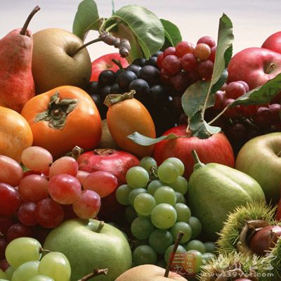 胆囊息肉患者平时可以多食用一些鲜水果，低脂肪的瓜果蔬菜