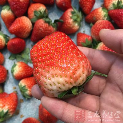 抗老化也是草莓的另一大功效，草莓中含有一种花青素的营养元素