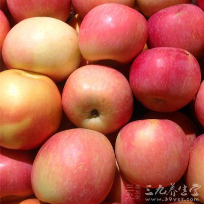 苹果是最好的零食，因为它味甜、多汁，丰富的纤维让人有饱腹感