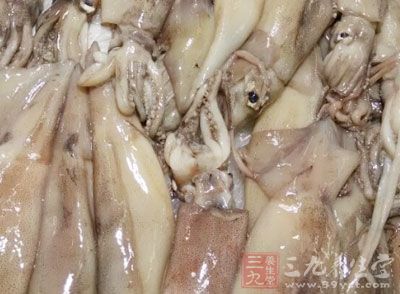 鱿鱼丝经过严格加工工艺精心制作而成味道鲜美、口味适且营养丰富现代人喜爱休闲食品