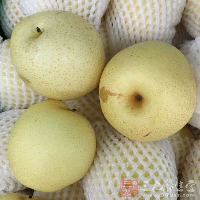 梨子属于性寒的食物，吃多会伤害胃部