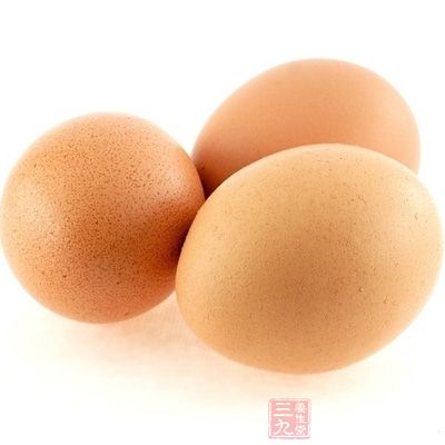 科学家们认为，对胆固醇正常的老年人，每天吃2个鸡蛋，其100毫升血液中的胆固醇最高增加2毫克，不会造成血管硬化