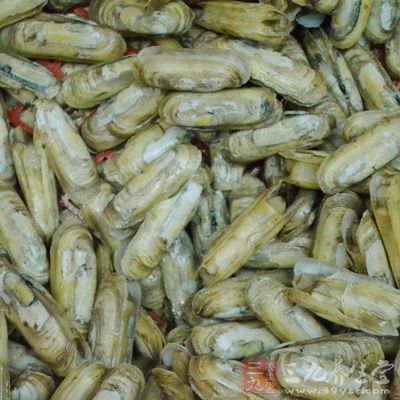 剩菜中，属鱼虾蟹贝最不耐放，即使在低温下储存，也会产生细菌，容易变质
