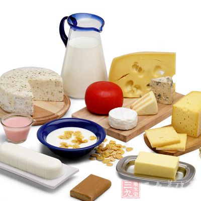 平时含有蛋白质比较高的食物有鸡蛋，坚果和豆制品