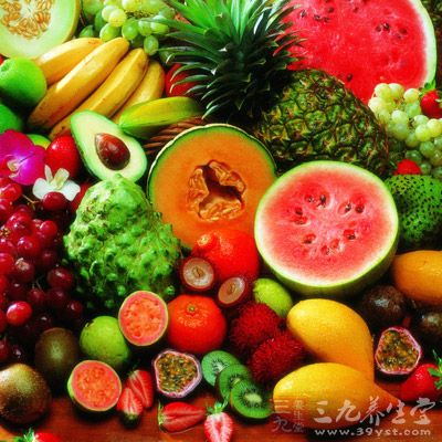 红枣、猕猴桃、柑橘等水果中含有丰富的维生素C，不仅具有正常的营养功能，防止败血症，而且是天然抗氧化剂