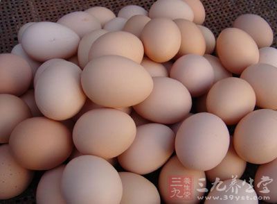 多吃鸡蛋会使的机体热量增高，加剧发烧症状