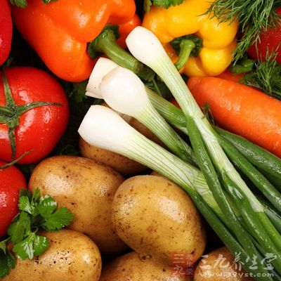 新鲜蔬菜可以为孩子提供多种维生素和无机盐，黄豆制品含优质蛋白，亦无增痰助湿之弊