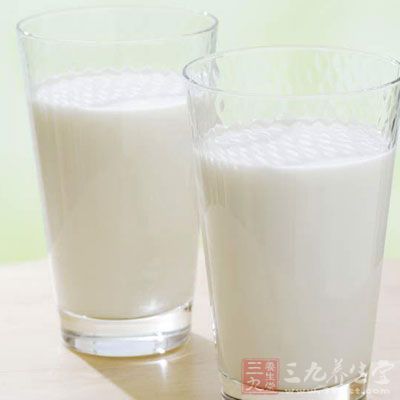饮用牛奶是人体补钙的最佳方式，喝任何饮料都不能与之相比