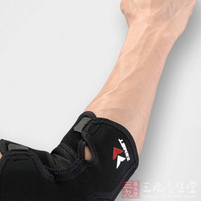 患肢在屈肘、前臂旋后位时伸肌群处于松弛状态，因而疼痛被缓解