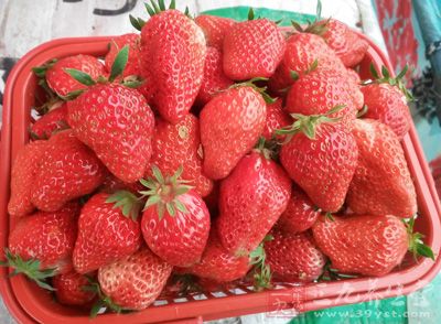 草莓中所含的胡萝卜素是合成维生素A的重要物质