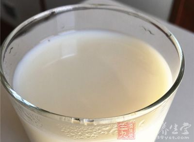 牛奶中含有大量的优质蛋白质
