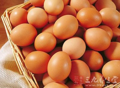 鸡蛋一枚，将蛋清倒入碗内，加白酒100毫升，搅成糊状，睡前服之可以缓解牙痛