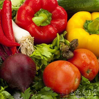 蔬果富含膳食纤维，能缩短食物残渣停留在肠道的时间