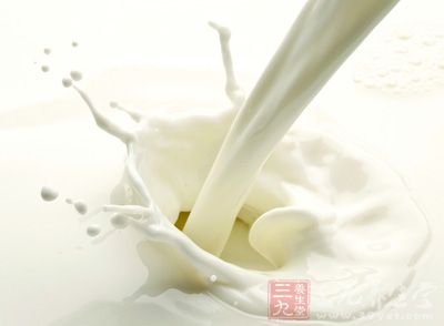含有脂肪的牛奶会影响下食道括约肌的收缩，从而增加胃液或肠液的返流，加重食道炎症状