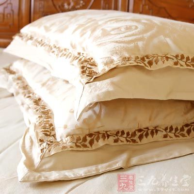 床上用品要定期进行清洗和更换，尤其是枕头