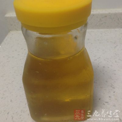 蜂蜜可室温下保存，放入冰箱后由于低温会促使食品结晶析出糖分