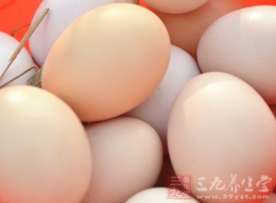 蛋中拥有丰富的蛋白质与铁，可以巩固发质、预防掉发危机