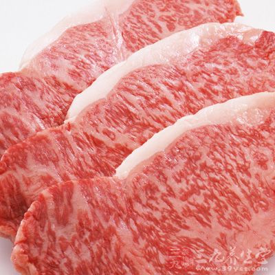 如果吃肉，每日红肉(如猪肉、牛羊肉等)的摄取量应少于80g，最好选择鱼类禽类或非家禽动物代替肉类